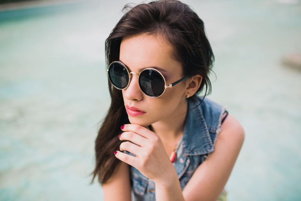 Każda miłośniczka mody wie, że okulary przeciwsłoneczne to nie tylko praktyczny element chroniący nasze oczy przed szkodliwym promieniowaniem słonecznym, ale także ważny dodatek podkreślający styl i osobowość