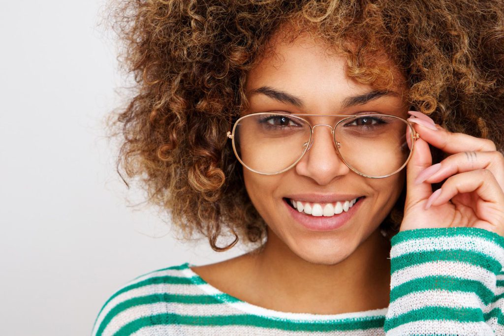Okulary korekcyjne nie tylko poprawiają nasze wzrokowe niedoskonałości, ale również stanowią ważny element naszego stylu i wyrazu osobistego