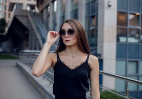 Okulary słoneczne: Czy warto inwestować w markowe modele?